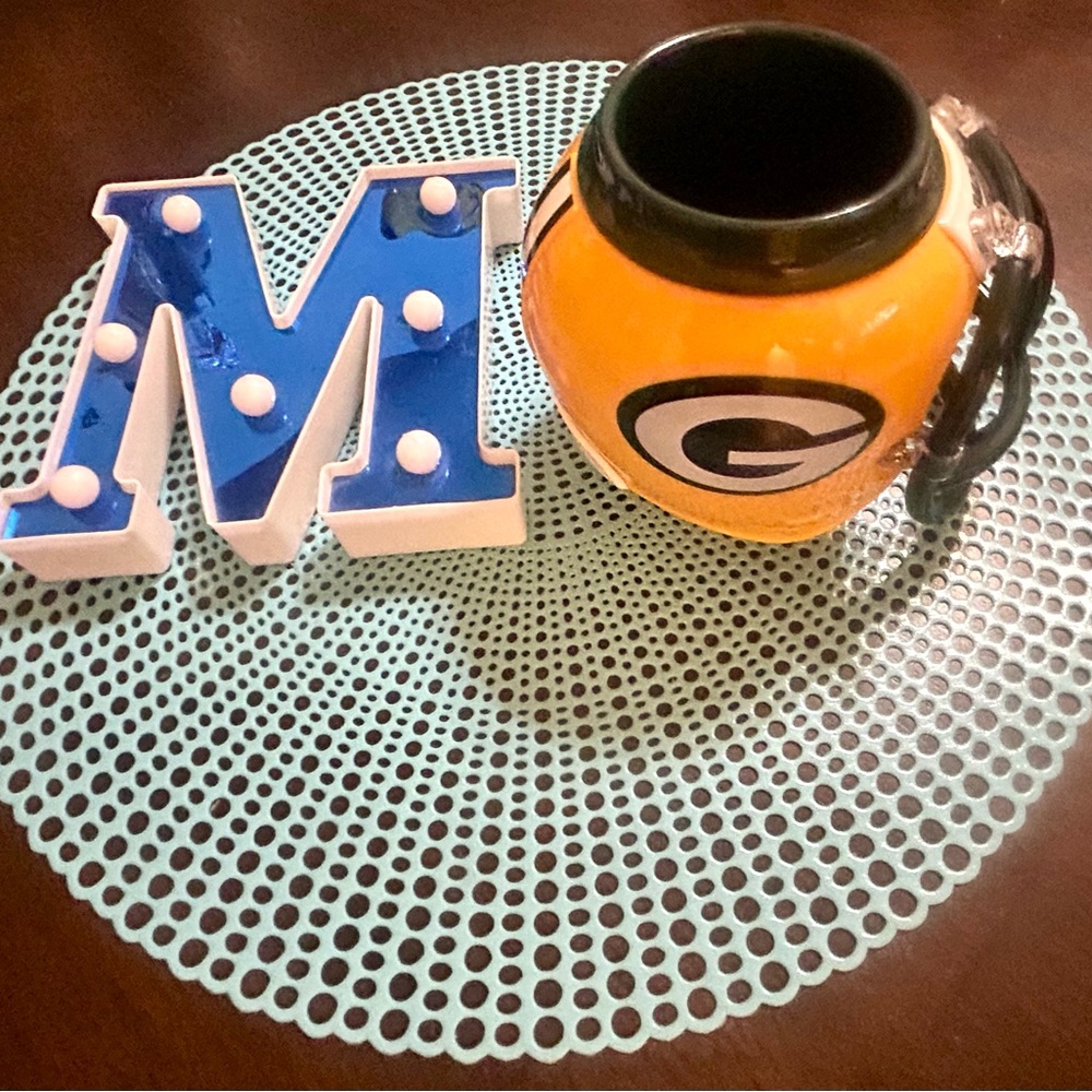 FanMug GREEN BAY PACKERS Mug featuring a 13.5 oz removable cup